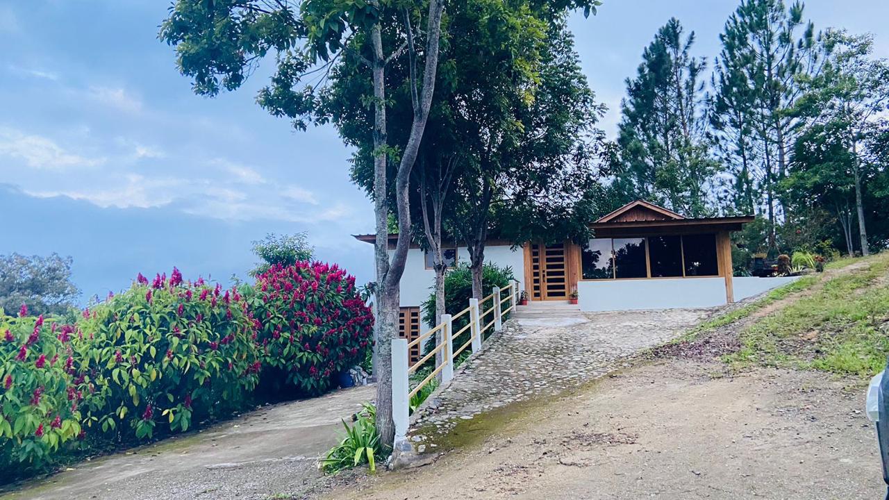 CABAÑA EN JARABACOA TRAMO JARABACOA-CONSTANZA, PASO BAJITO. INCLUYE 60 TAREAS DE TIERRA FERTIL RD$16,0000. AGUA PERMANENTE
